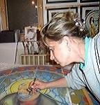 A művésznő munka közben Szent Márk képével.